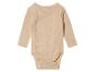Un body bébé beige à manches longues.