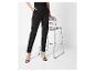 Pantalon noir pour femme avec boutons dorés.