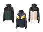 Trois vestes de ski en noir, vert foncé et beige avec des détails jaunes.