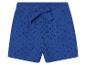 Shorts bleus pour enfant, détail broderie anglaise.