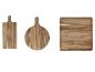 Trois planches à découper en bois : rectangulaire avec poignée, ronde avec poignée et carrée.