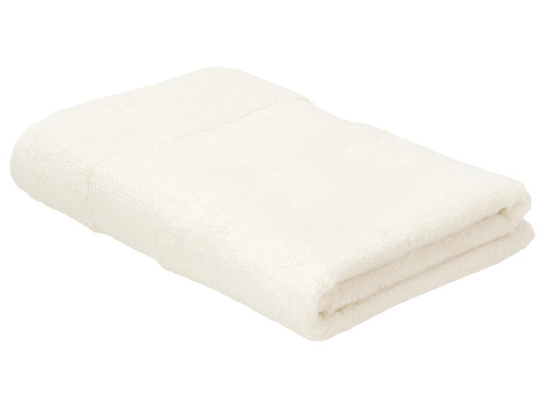 Serviette de bain pliée de couleur crème