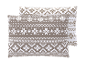 Deux oreillers avec des motifs géométriques et de flocons de neige en beige et blanc.