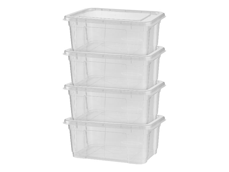 Pile de quatre boîtes de rangement en plastique transparent avec couvercles.