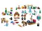 Ensemble de construction LEGO Disney Frozen avec personnages, animaux et bâtiments.
