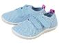 Deux paires de baskets bleues pour enfant, à scratch.