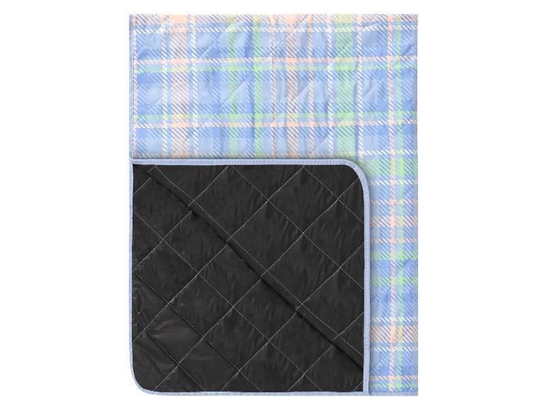Couverture matelassée réversible : motif écossais bleu clair et dos noir.