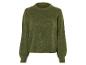 Un pull en laine vert à manches longues.