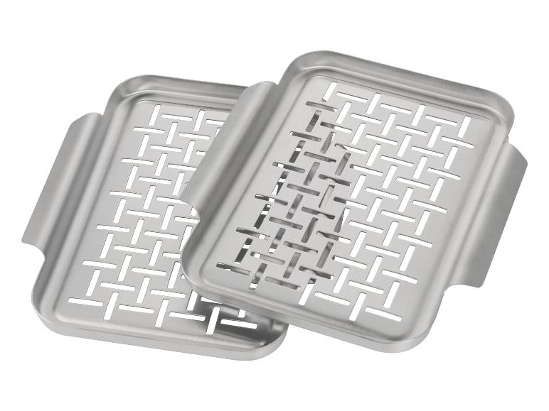 Deux grilles métalliques perforées pour barbecue.
