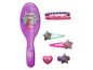 Une brosse à cheveux rose, des élastiques à cheveux et des pinces à cheveux sur le thème de Barbie