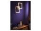 Deux appliques murales carrées avec éclairage LED sur un mur violet.