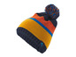 Un bonnet en tricot rayé avec un pompon.