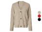 Cardigan en maille beige avec boutons, disponible en trois couleurs.