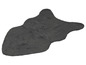 Un tapis en fausse fourrure doux et gris foncé.