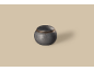 Urne funéraire sphérique en métal foncé avec couvercle, sur fond beige.