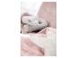 Coussin d'allaitement gris en forme d'ours sur un fauteuil rose avec une couverture rose.