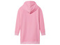 Une robe sweat-shirt rose à capuche.