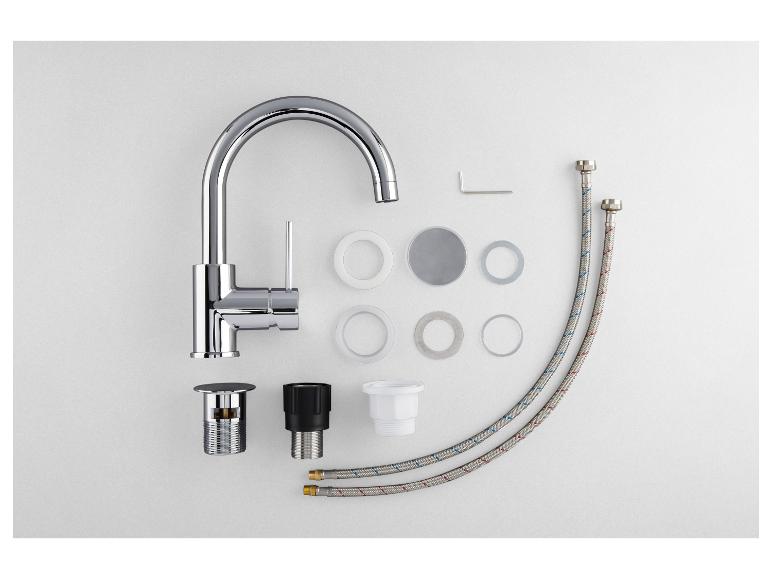 Un robinet de cuisine chromé avec des accessoires, y compris deux tuyaux de raccordement.