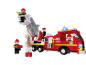 Camion de pompiers en briques de construction avec figurines de pompiers