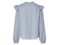 Une chemise bleu clair avec des volants sur les épaules.