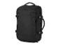 Un sac à dos noir avec des poches et des boucles supplémentaires.