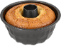 Gâteau fraîchement cuit dans un moule à pâtisserie foncé.
