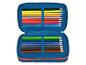 Une trousse bleue avec des crayons de couleur.