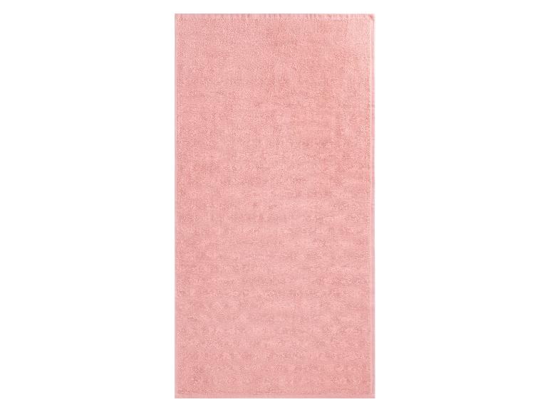 Serviette de bain rose pêche douce et absorbante.