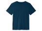 T-shirt bleu marine à manches courtes.