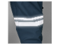 Bandes réfléchissantes sur un pantalon imperméable.