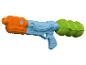 Pistolet à eau coloré orange, bleu et vert avec un logo de tornade.