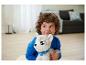 Un enfant câline un chien en peluche FurReal Friends Husky.