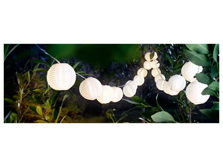 Guirlande lumineuse extérieure avec lanternes blanches.