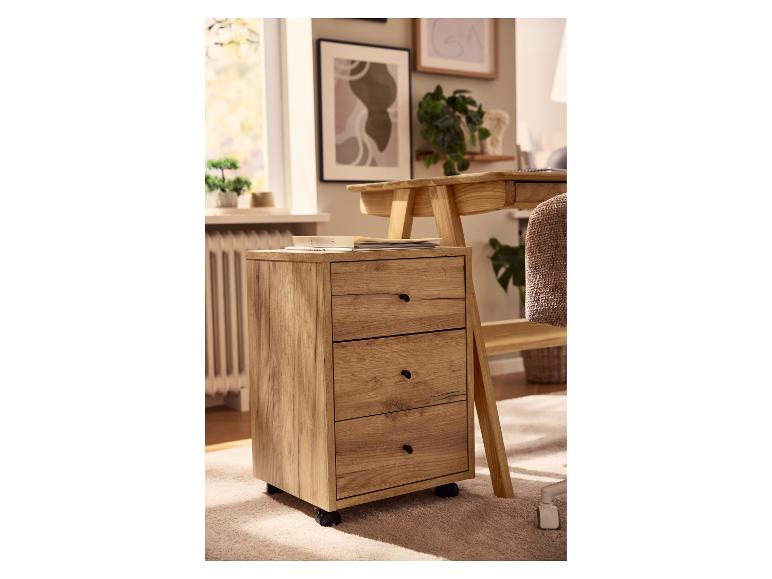 Caisson mobile en bois à trois tiroirs à côté d'un bureau dans un bureau à domicile.