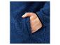 Gros plan sur une veste en polaire bleue avec une poche.