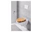 Des toilettes avec un abattant en bois, un porte-papier toilette et un réservoir encastré.