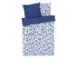 Parure de lit bleu et blanc à motifs floraux.