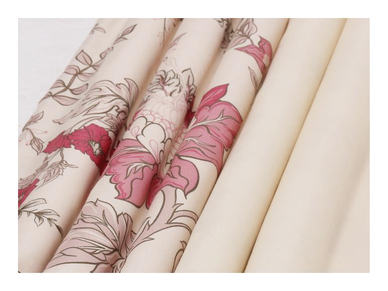 Rouleaux de tissu à motifs floraux et crème uni