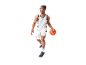 Un homme avec un ballon de basket, portant un équipement de basket Kappa.