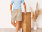 Short beige et t-shirt bleu clair pour garçons.