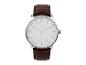Une montre argentée avec un bracelet en cuir marron.