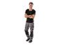 Homme en pantalon de travail gris avec le logo Parkside, porte un t-shirt noir.