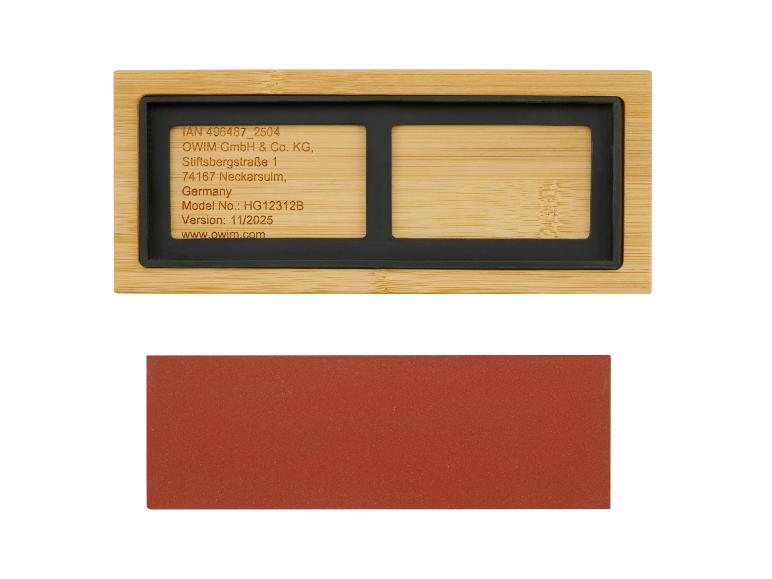 Support en bois avec texte gravé et pierre à aiguiser rouge.