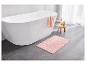 Bain, tapis de bain rose et serviette.