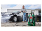 Un homme lave une voiture avec un nettoyeur haute pression Parkside.