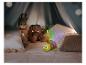 Projecteur de veilleuse tortue avec peluches et coussins dans une tente.