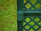 Une clôture en plastique verte avec un motif de grille.