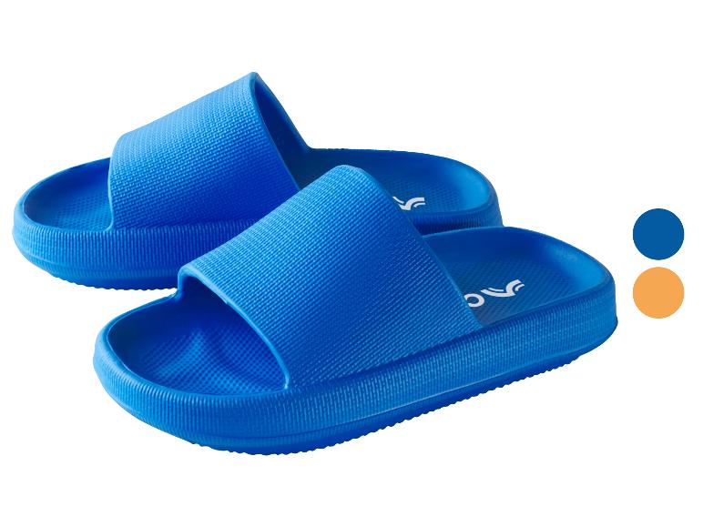 Une paire de claquettes bleues en caoutchouc.