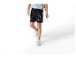 Shorts noirs à motif Peppa Pig et baskets blanches pour enfant.