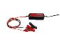 Un chargeur de batterie Ultimate Speed ​​noir avec des pinces rouges.